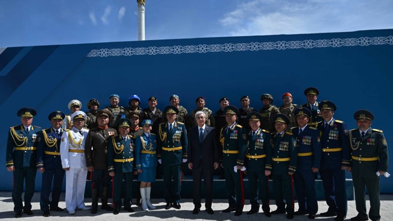 Toqaev paradqa qatysqan áskerı qolbasshylarmen sýretke tústi Toqaev paradqa qatysqan áskerı qolbasshylarmen sýretke tústi