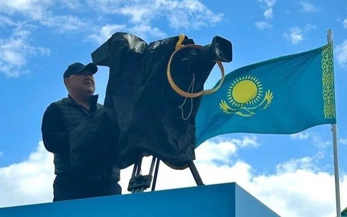 Президент Телерадиокешені мен Jibek Joly әскери шеруді қалай түсірді Президент Телерадиокешені мен Jibek Joly әскери шеруді қалай түсірді