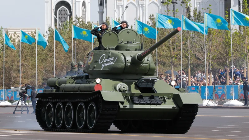 Jeńistiń 80 jyldyǵy: parad alańyna ataqty «Katıýsha» men T-34 tanki shyqty
