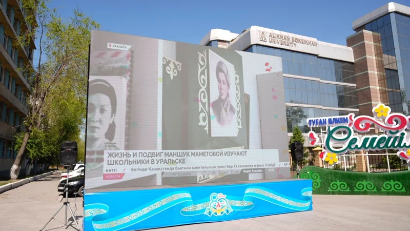 Семейліктер Астанада өтетін әскери шеруді тамашалауға жиналды 