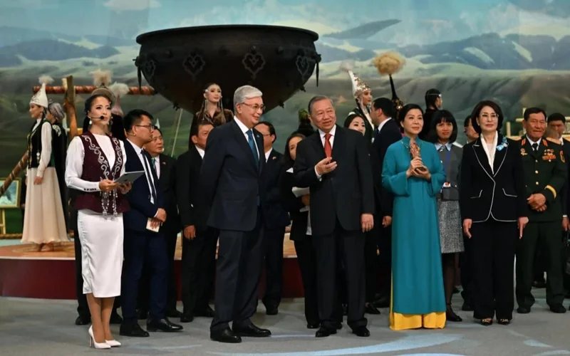 Kassym-Jomart Tokayev and Tô Lâm visit Ethnoauyl exhibition in Astana