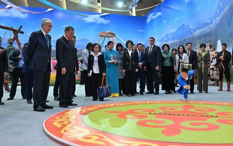Kassym-Jomart Tokayev and Tô Lâm visit Ethnoauyl exhibition in Astana Kassym-Jomart Tokayev and Tô Lâm visit Ethnoauyl exhibition in Astana