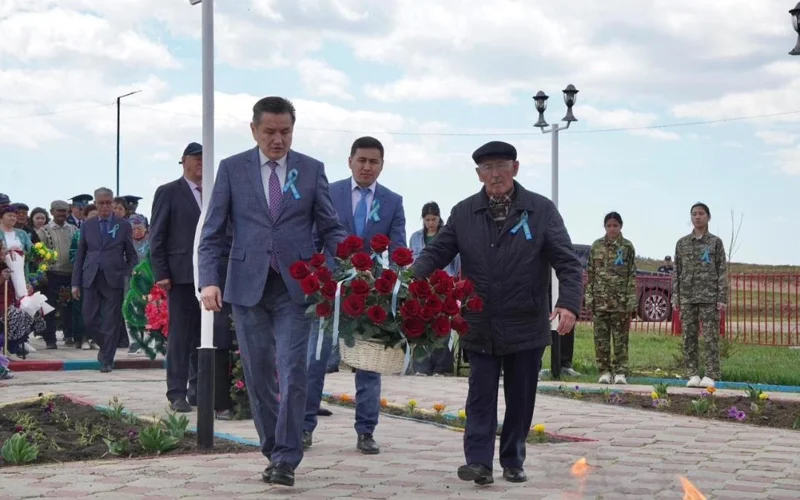 Аким ВКО отдал дань памяти родине трех Героев Советского Союза