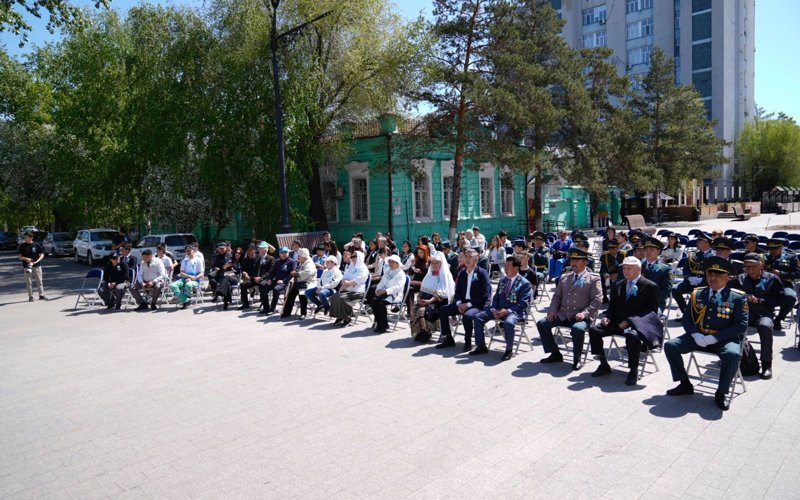 Семейчане собрались посмотреть военный парад в Астане Семейчане собрались посмотреть военный парад в Астане