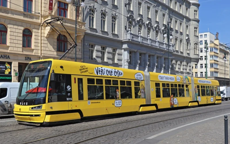 Praga kóshelerinde erekshe tramvaı júre bastady 