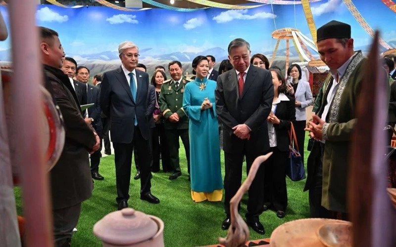 Kassym-Jomart Tokayev and Tô Lâm visit Ethnoauyl exhibition in Astana Kassym-Jomart Tokayev and Tô Lâm visit Ethnoauyl exhibition in Astana