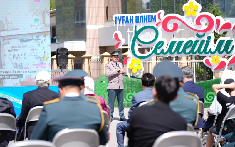 Семейчане собрались посмотреть военный парад в Астане