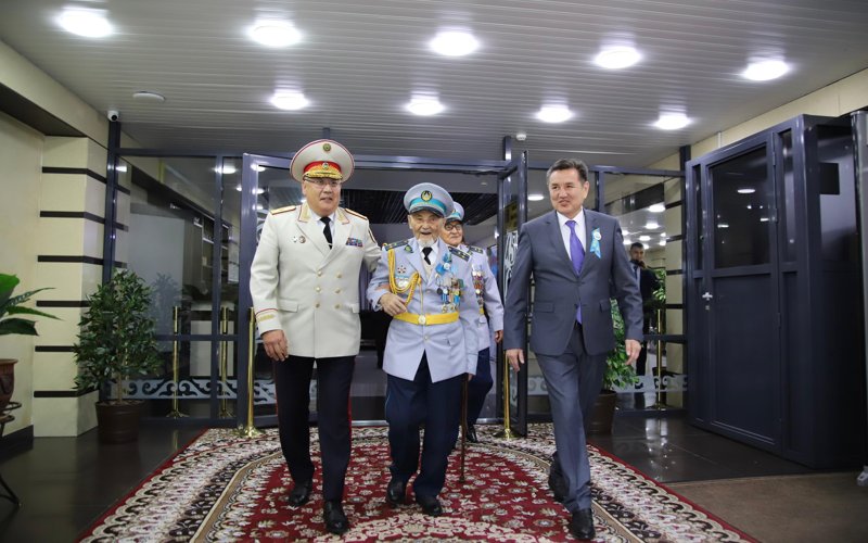 Өскеменде Жеңіс парадына қатысушыларды салтанатты түрде қарсы алды Өскеменде Жеңіс парадына қатысушыларды салтанатты түрде қарсы алды