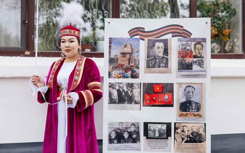 Қайырғали Смағұлов тұрған үйге ескерткіш тақта орнатылды Қайырғали Смағұлов тұрған үйге ескерткіш тақта орнатылды
