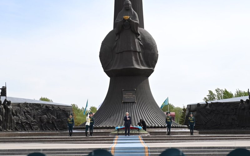 Қасым-Жомарт Тоқаев «Отан Ана» монументіне гүл шоғын қойды Қасым-Жомарт Тоқаев «Отан Ана» монументіне гүл шоғын қойды