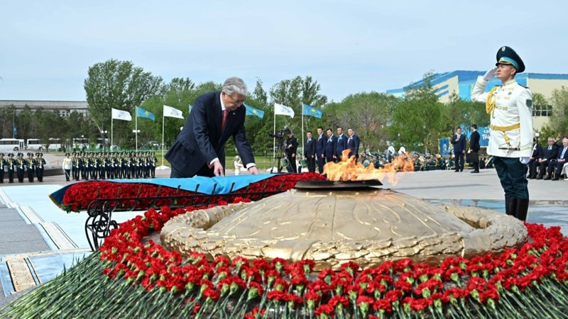 Kassym-Jomart Tokayev lays flowers to Otan Ana Monument Tokayev