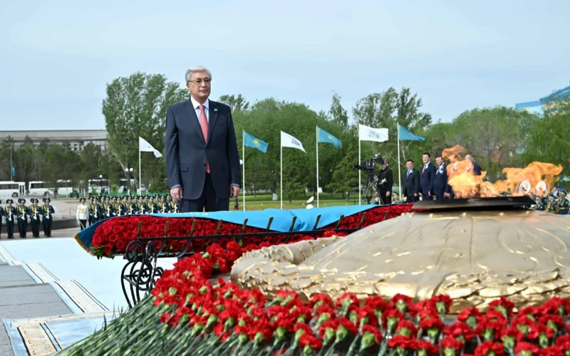 Касым-Жомарт Токаев возложил цветы к монументу «Отан Ана»