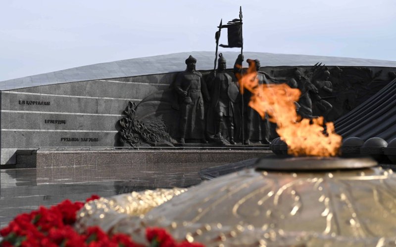 Қасым-Жомарт Тоқаев «Отан Ана» монументіне гүл шоғын қойды Қасым-Жомарт Тоқаев «Отан Ана» монументіне гүл шоғын қойды