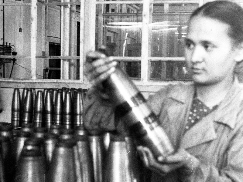 N zaýytynyń úzdik kontroleri S. Azarbaeva daıyn ónimdi tekserip tur N zaýytynyń úzdik kontroleri S. Azarbaeva daıyn ónimdi tekserip tur