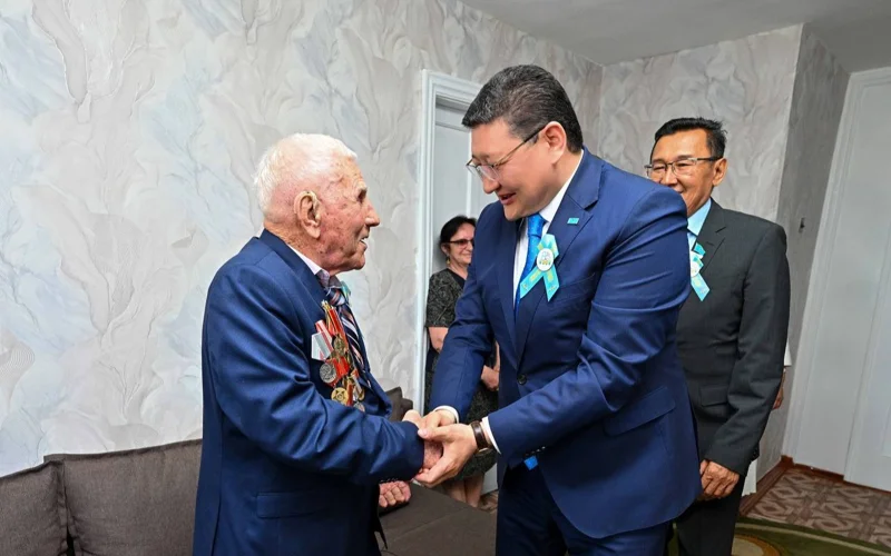 Аким области Абай поздравил ветеранов войны с Днем Победы