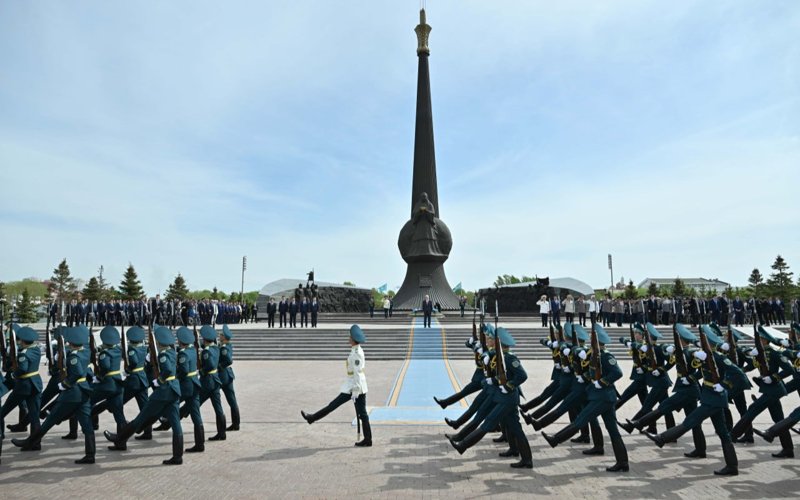 The Presidential Orchestra performed the National Anthem of Kazakhstan. The Guard of Honor marched in front of the ceremony participants. Tokayev