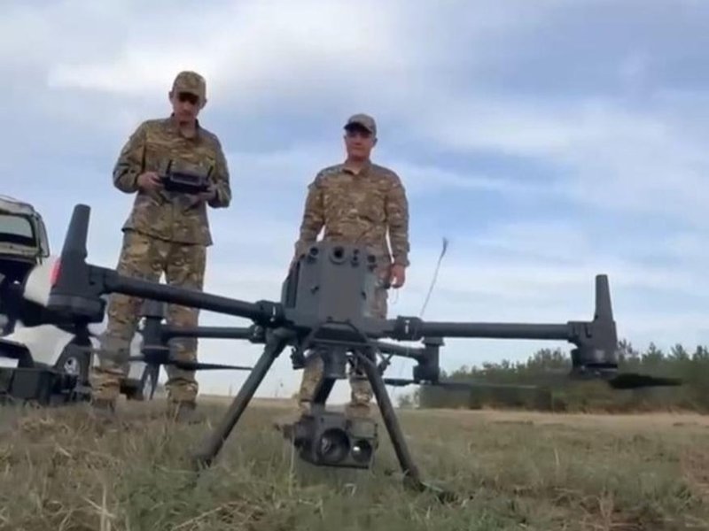 Qutqarýshylar drondarmen jumys istep jatyr qutqarýshylar