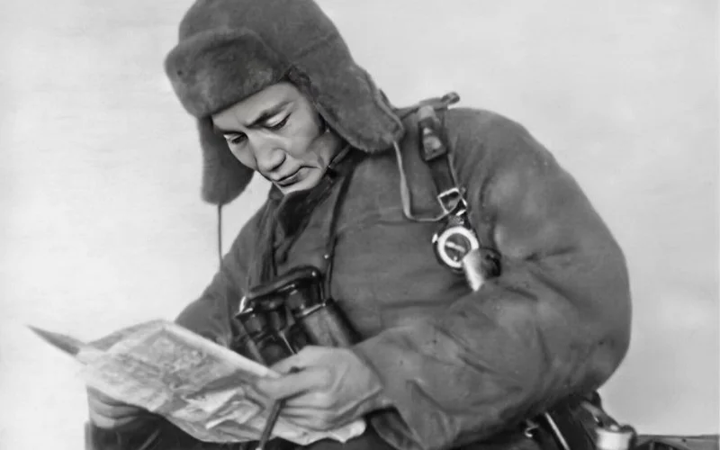 Представлено архивное фото Бауыржана Момышулы