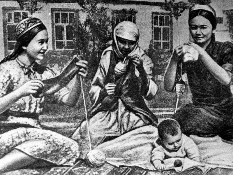 Sarbasovtar otbasy maıdan úshin shulyqtar toqyp otyr Sarbasovtar otbasy maıdan úshin shulyqtar toqyp otyr