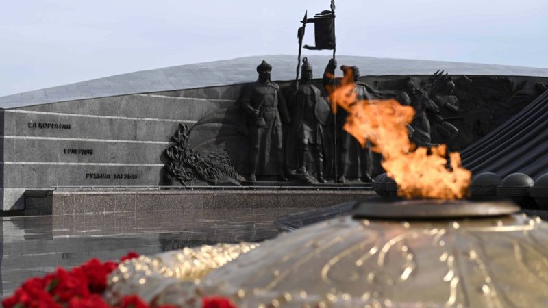 The Presidential Orchestra performed the National Anthem of Kazakhstan. The Guard of Honor marched in front of the ceremony participants. Tokayev