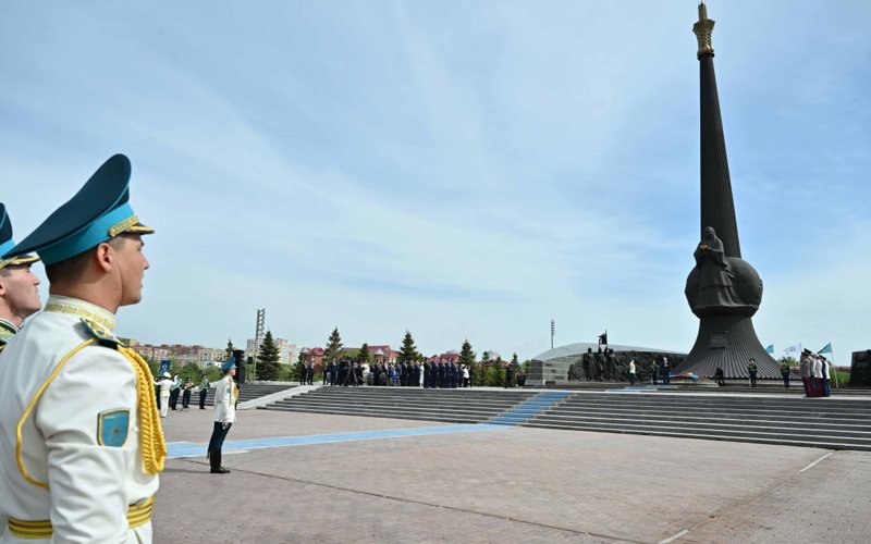 Қасым-Жомарт Тоқаев «Отан Ана» монументіне гүл шоғын қойды Қасым-Жомарт Тоқаев «Отан Ана» монументіне гүл шоғын қойды