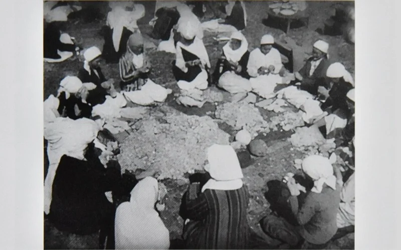 Қазақ әйелдері майдангерлер үшін жылы киім тоқып жатыр