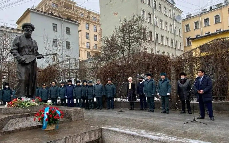 Памятник Жамбылу Жабаеву в сквере у дома № 14 в переулке Жамбыла Памятник Жамбылу Жабаеву в сквере у дома № 14 в переулке Жамбыла