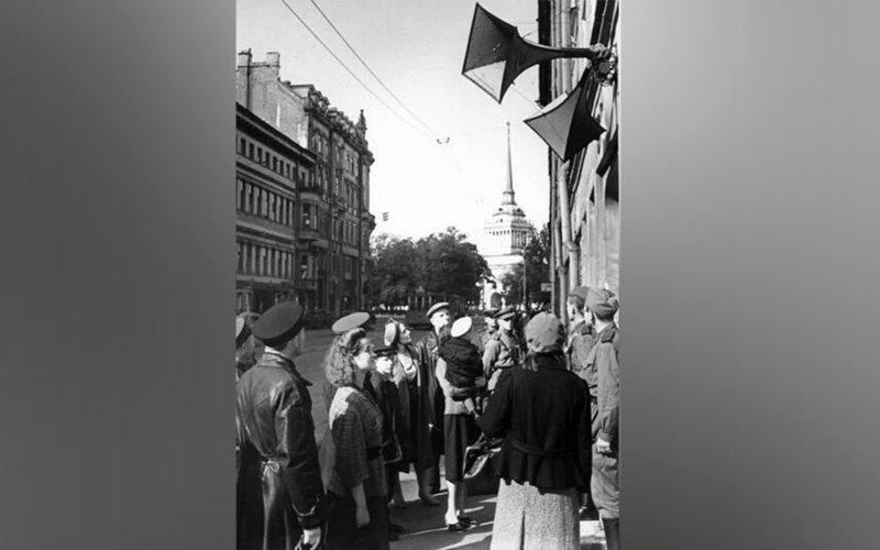 Ленинградцы слушают радио на улицах Ленинградцы слушают радио на улицах