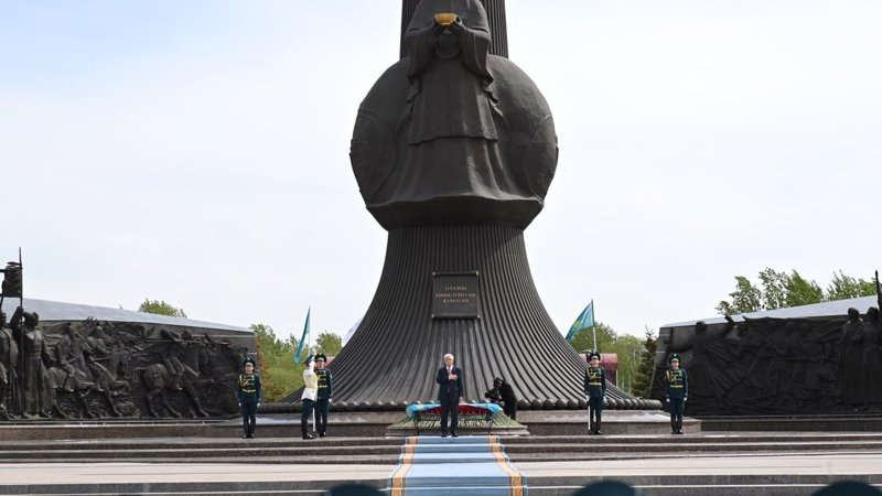 Касым-Жомарт Токаев возложил цветы к монументу «Отан Ана» Касым-Жомарт Токаев возложил цветы к монументу «Отан Ана»