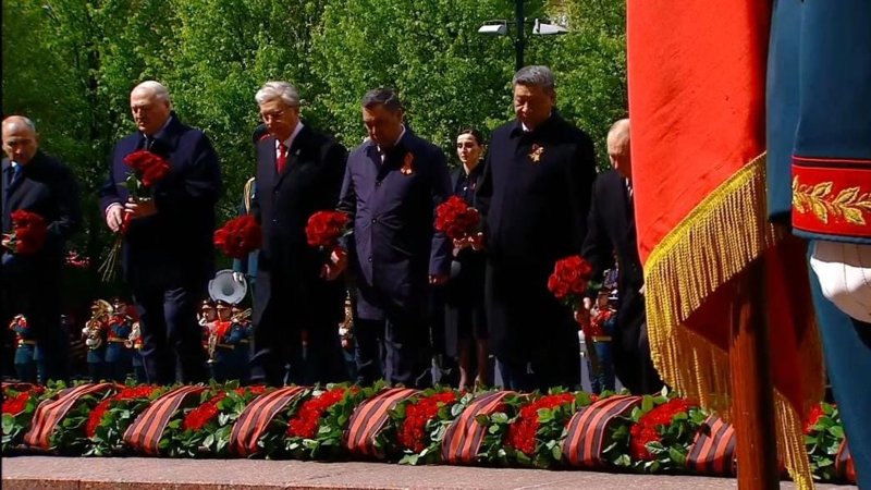 Memleket basshysy Belgisiz jaýyngerdiń beıitine gúl shoǵyn qoıý rásimine qatysty Memleket basshysy Belgisiz jaýyngerdiń beıitine gúl shoǵyn qoıý rásimine qatysty