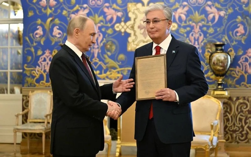 Владимир Путин вручил Касым-Жомарту Токаеву наградной лист на Героя Советского Союза для его отца