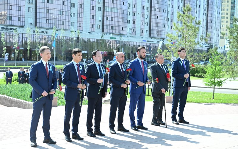 Мәжіліс төрағасы Бауыржан Момышұлының ескерткішіне гүл шоқтарын қойды Мәжіліс төрағасы Бауыржан Момышұлының ескерткішіне гүл шоқтарын қойды