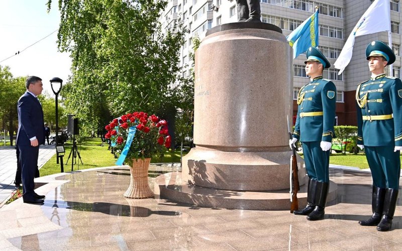 Олжас Бектенов возложил цветы к памятнику Талгату Бегельдинову Олжас Бектенов возложил цветы к памятнику Талгату Бегельдинову