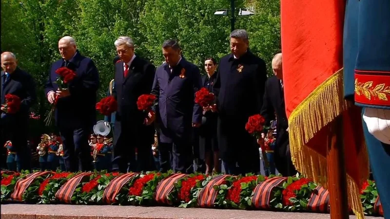 Президент Казахстана возложил цветы к могиле Неизвестного солдата