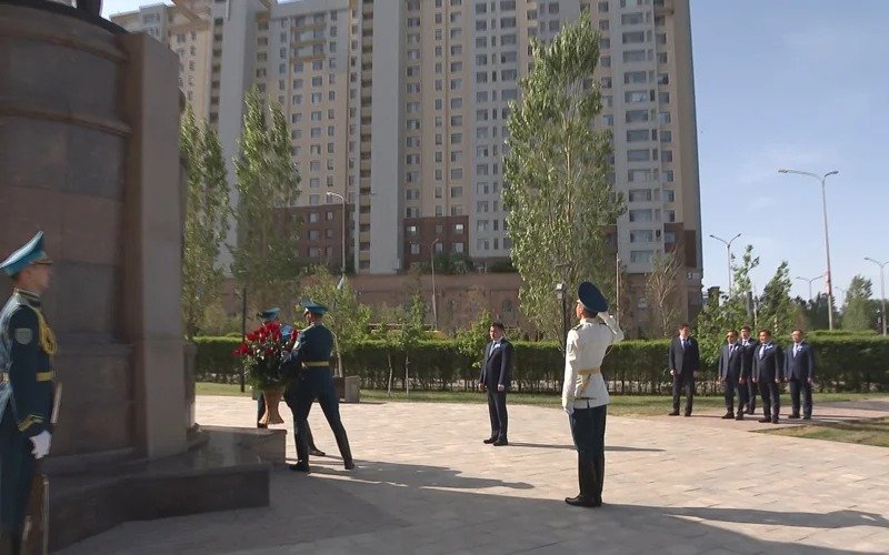 Presidential Administration Presidential Administration’s Head Dadebayev lays flowers at monument to hero Rakhmizhan Koshkarbayev