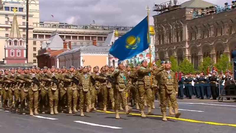 Президент Қызыл алаңдағы парадқа қатысқан сарбаздарға құрмет көрсетті Президент Қызыл алаңдағы парадқа қатысқан сарбаздарға құрмет көрсетті