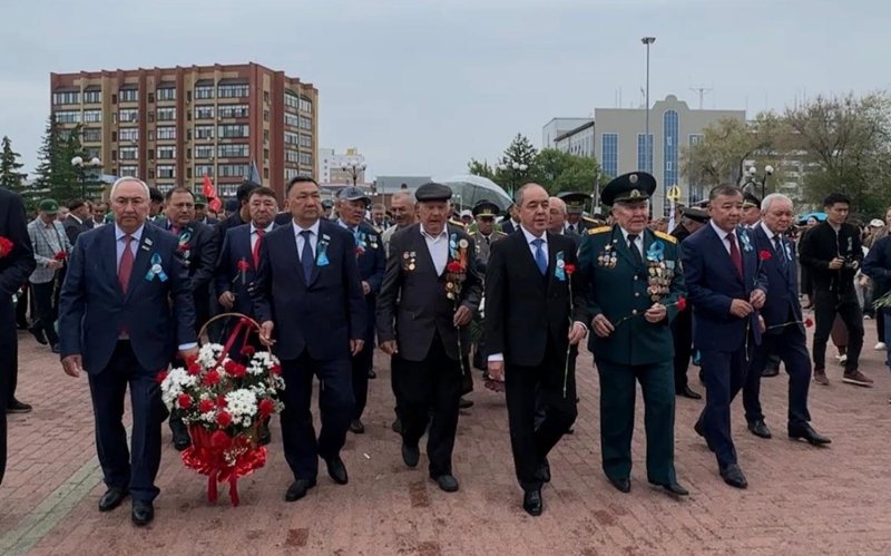 Нариман Төреғалиев  мәңгілік алауға гүл шоқтарын қойды