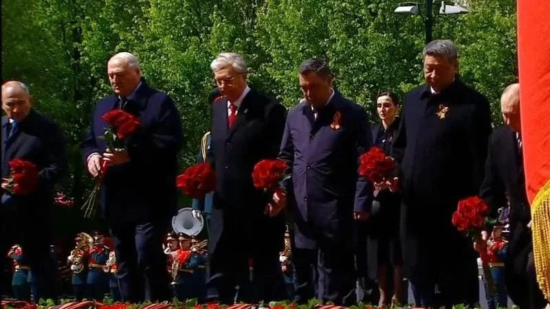 Kassym-Jomart Tokayev lays flowers at tomb of Unknown Soldier in Moscow