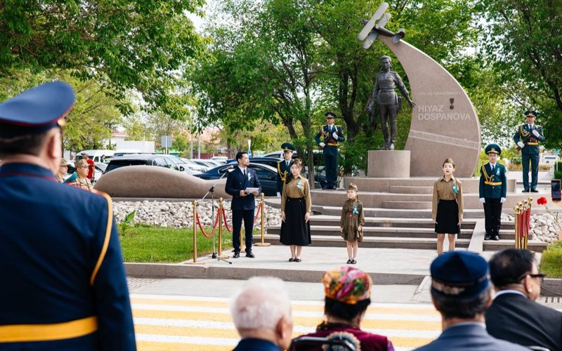 Атыраулықтар Хиуаз Доспанованың әуежайдағы ескерткішіне гүл шоғын қойды Атыраулықтар Хиуаз Доспанованың әуежайдағы ескерткішіне гүл шоғын қойды