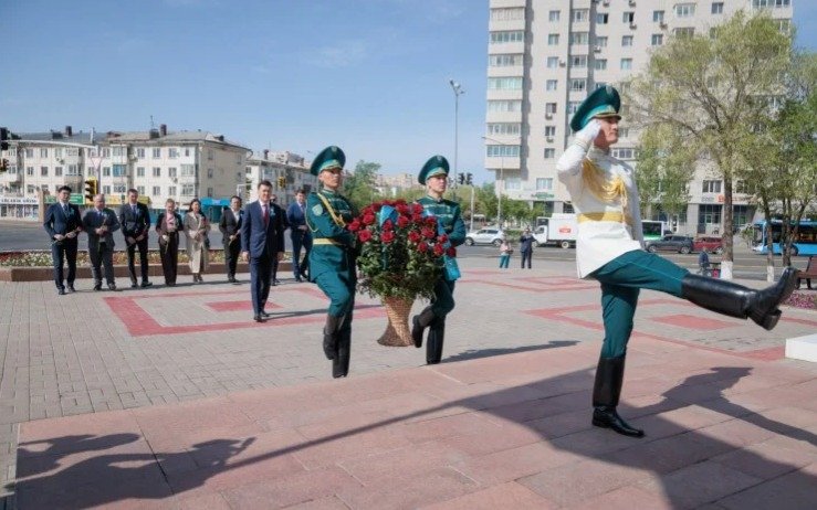 国务顾问卡林向莫勒达古洛娃纪念碑敬献花圈 国务顾问卡林向莫勒达古洛娃纪念碑敬献花圈
