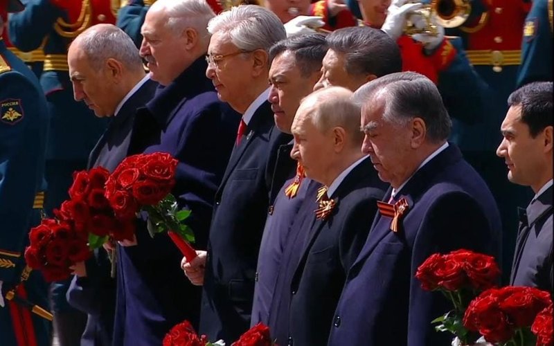 Президент Казахстана возложил цветы к могиле Неизвестного солдата Президент Казахстана возложил цветы к могиле Неизвестного солдата
