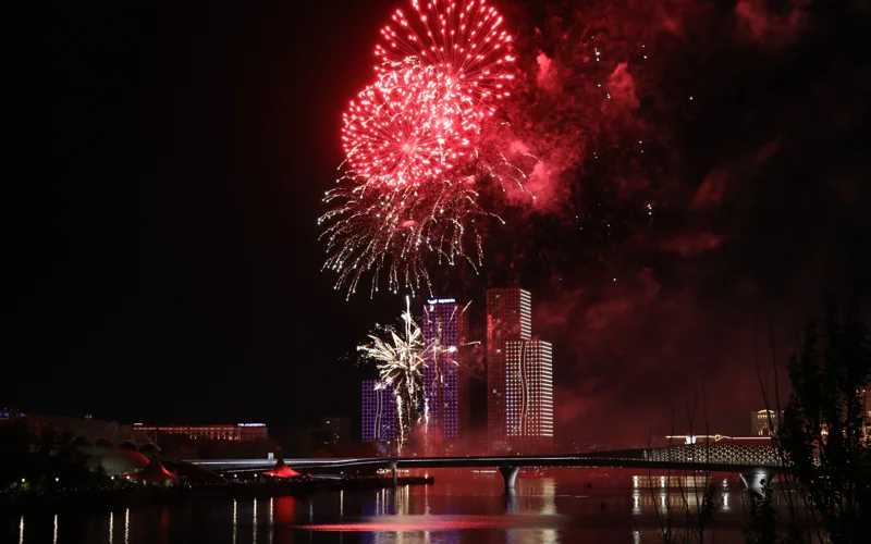 Небо над Астаной озарил праздничный салют в честь 80-летия Великой Победы
