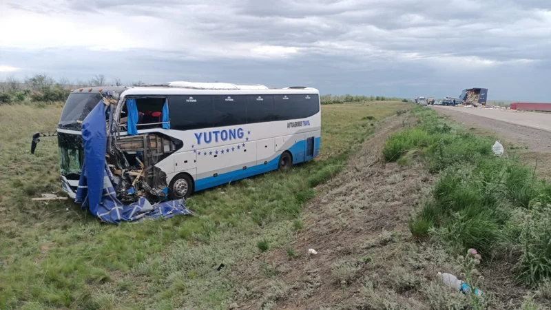 В Актобе столкнулись грузовик и автобус, погиб водитель