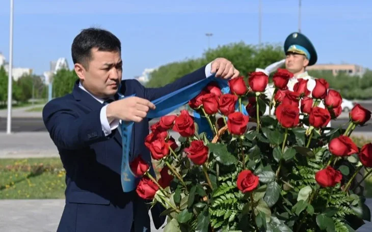 Presidential Administration’s Head Dadebayev lays flowers at monument to hero Rakhmizhan Koshkarbayev