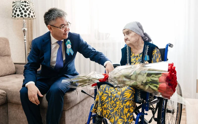 Kontslager tutqynynda bolǵan atyraýlyq keıýanaǵa merekelik medal berildi