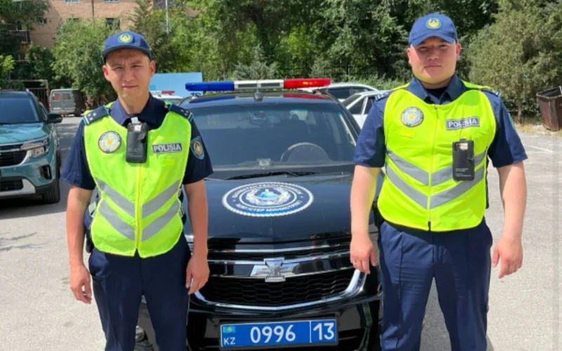 Полицейские спасли водителя из горящего авто в Туркестане