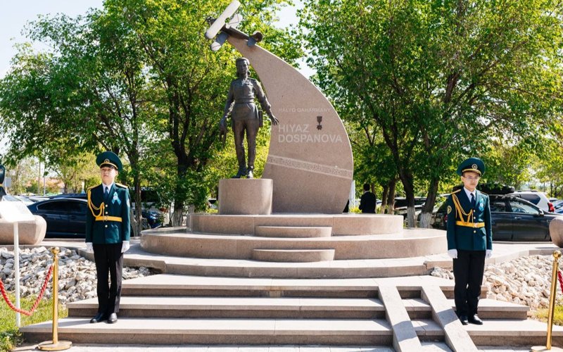 Атыраулықтар Хиуаз Доспанованың әуежайдағы ескерткішіне гүл шоғын қойды Атыраулықтар Хиуаз Доспанованың әуежайдағы ескерткішіне гүл шоғын қойды