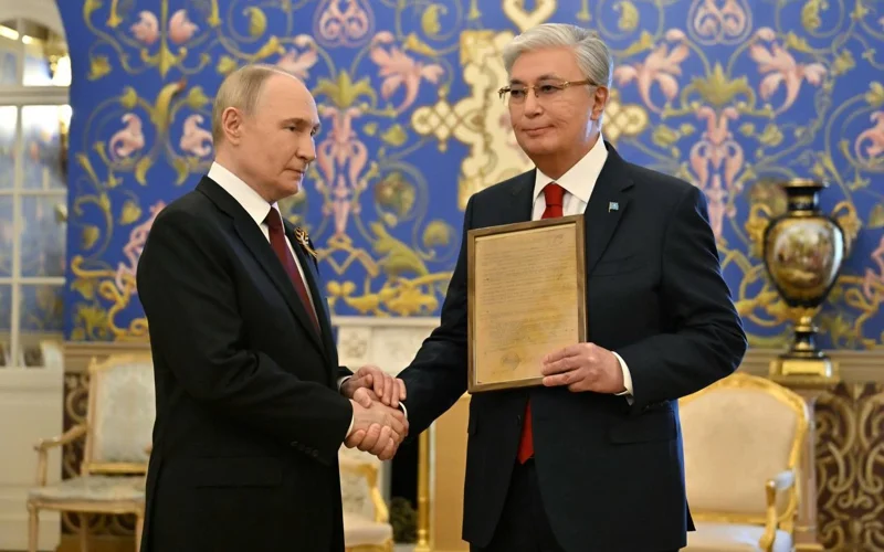 Владимир Путин вручил Касым-Жомарту Токаеву наградной лист на Героя Советского Союза для его отца