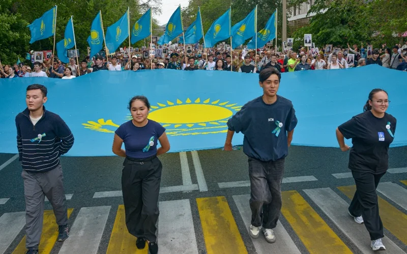 Алматинцы пронесли огромный флаг Казахстана в честь героев ВОВ