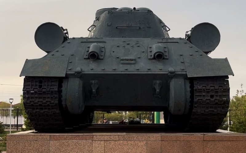 Символ эпохи: знаменитый памятник легендарному танку Т-34 в Павлодаре Символ эпохи: знаменитый памятник легендарному танку Т-34 в Павлодаре
